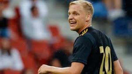 Donny van de Beek was born on 18 April 1997 in Nijkerkerveen, Netherlands, to André and Gerdina van de Beek.